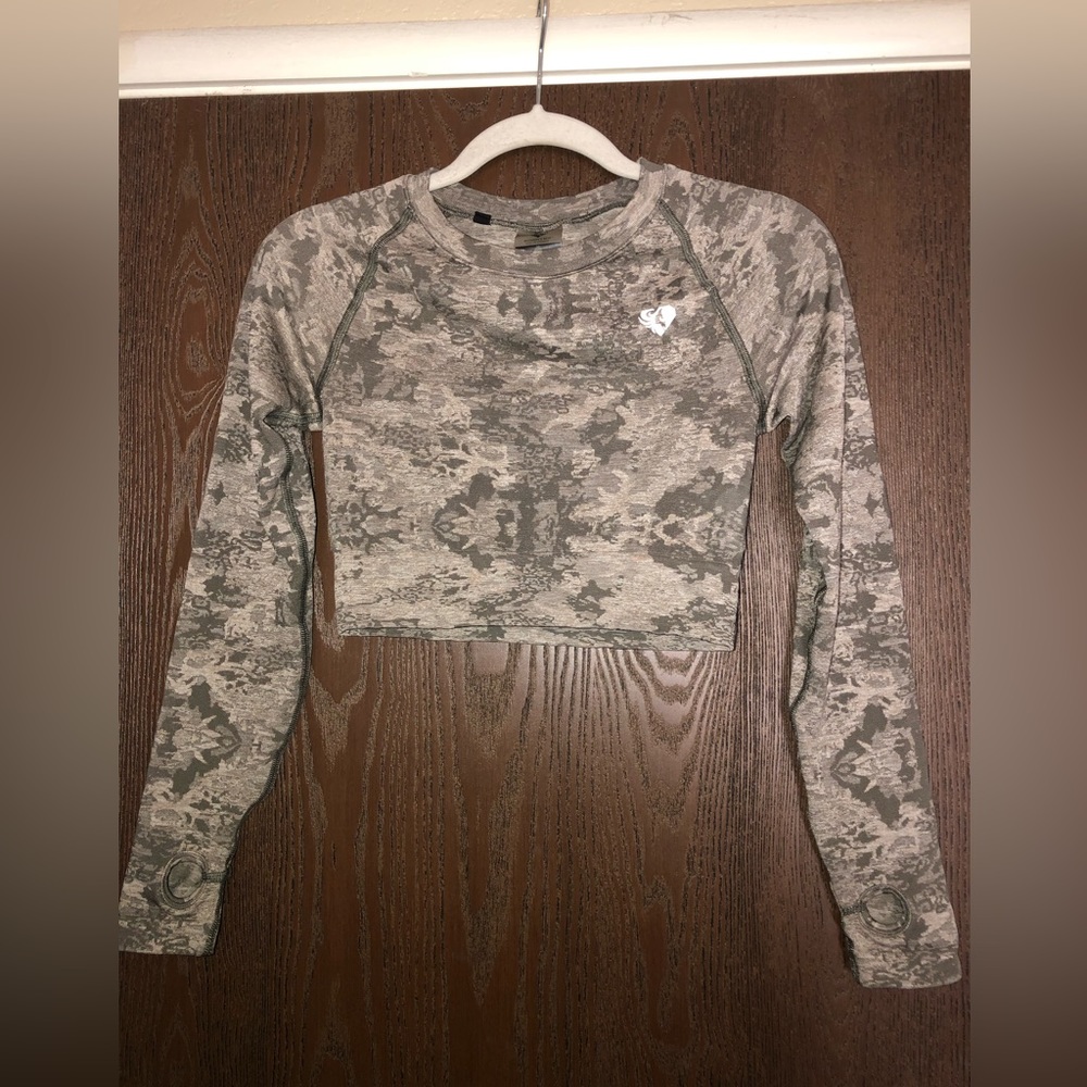 Women’s Best cropped camo workout top size M